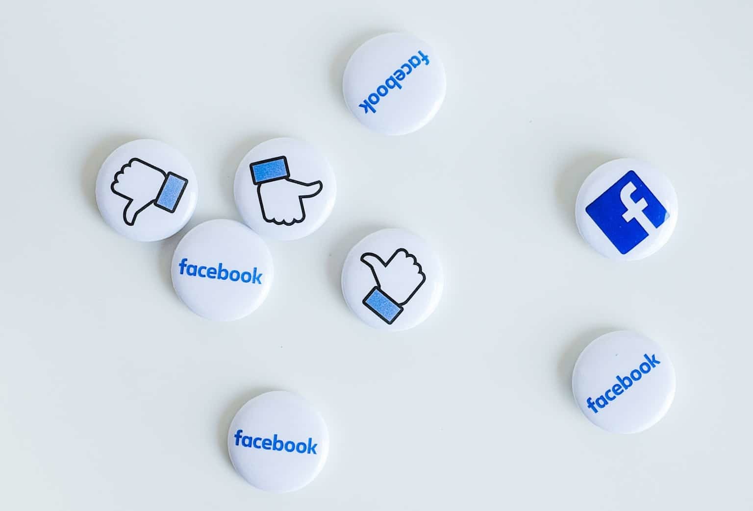 Etre soi ? Facebook nous pousse à pipauter : la preuve en video !